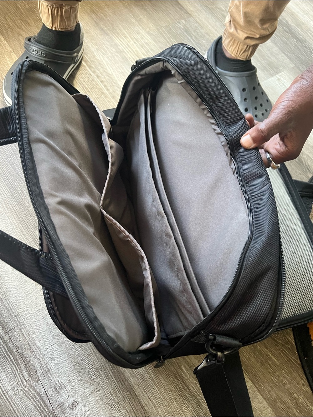 Samsonite Black Laptop Briefcase with Shoulder Strap - Picture 4 of 8